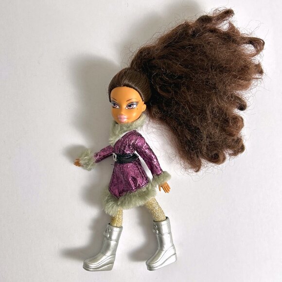 Bratz Wintertime Collection Yasmin Doll Original Outfit & Shoes - Picture 1 of 11